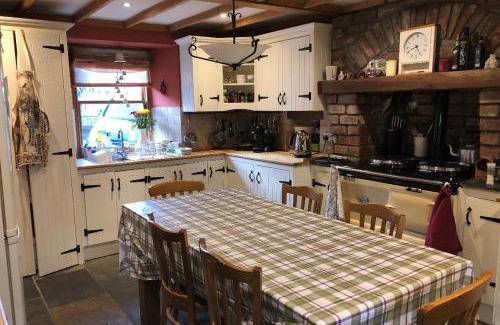 Kirkliston House | Karibu Cottage near the airport