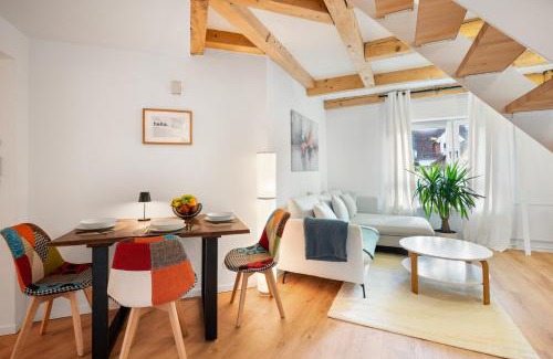 Aidlingen Apartment | Karibu Nyumbani - Tolle Maisonette-Wohnung mit Arbeitsplatz und Balkon