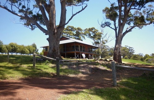 Shadforth House | Karri Vista - peaceful setting with valley views