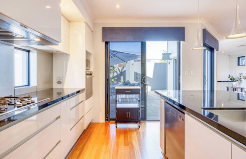 Karrinyup Villa | Karrinyup Villa Lush Indoor Outdoor Living