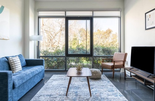 Del Ray Apartment | Kasa | Comfy 2 BD + Gym Access | Alexandria