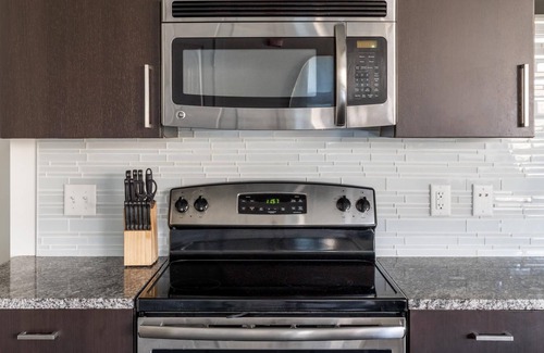 Del Ray Apartment | Kasa | Comfy 2 BD + Gym Access | Alexandria