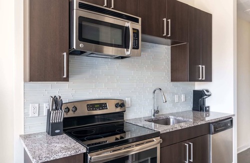 Del Ray Apartment | Kasa | Homey Studio + Rooftop Terrace | Alexandria