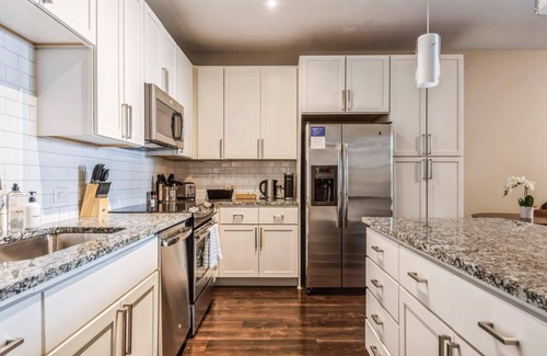 Charlotte Apartment | Kasa | Sunny Space, Nearby NASCAR Hall of Fame | Dilworth