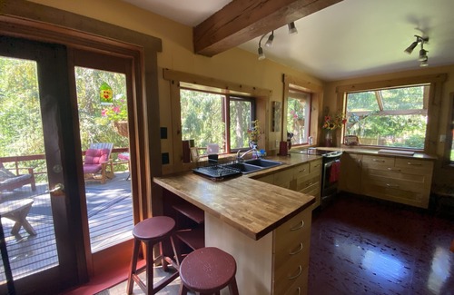 Kaslo House | Kaslo Getaway - private and natural experience.