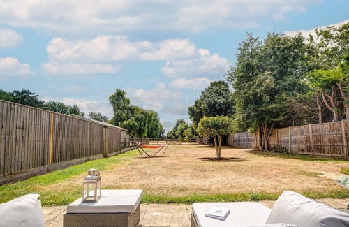 Burcot Apartment | Kates Cottage is a two bed cottage with River Thames frontage and mooring