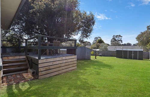 Paynesville House | Katisha Cottage: Lovely home with cosy country-style furnishings & fireplace