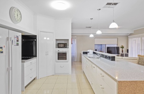South Yunderup House | “Kaya Manzi” Canal front home. Great for families and friends