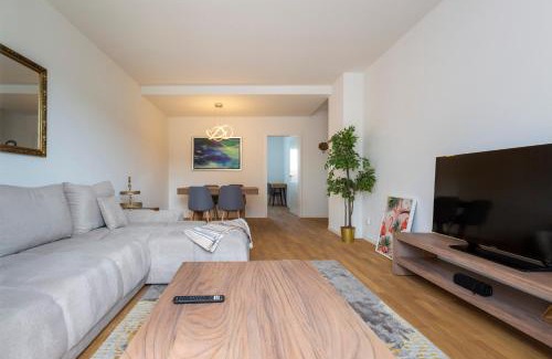 Werd Apartment | KAYA Zurich Apartment 4A - Downtown 2BR Apt with Balcony