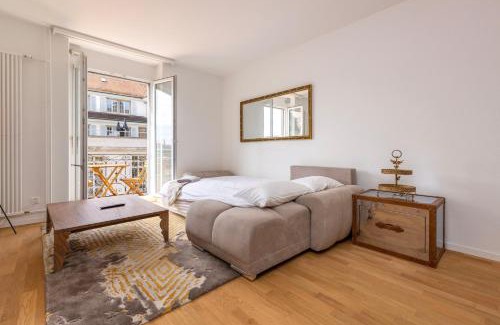 Werd Apartment | KAYA Zurich Apartment 4A - Downtown 2BR Apt with Balcony