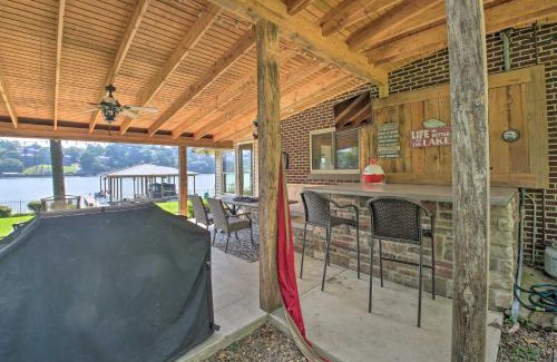 Rockwell House | Kayaks, Dock Waterfront Escape on Lake Hamilton!