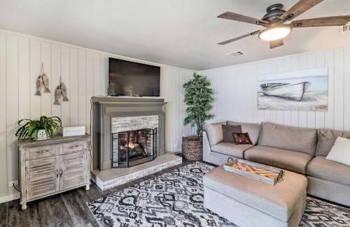 Rockwell House | Kayaks, Dock Waterfront Escape on Lake Hamilton!