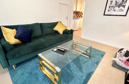 Horsham House | KB51 Charming 2 bed house in Horsham, pets very welcome and long stays with easy access to London, Brighton and Gatwick