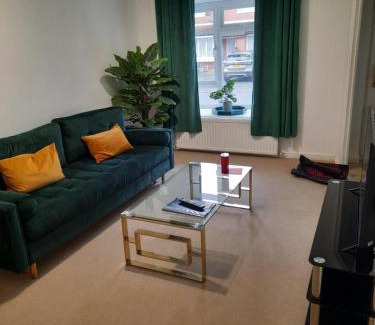 Horsham House | KB51 Charming 2 bed house in Horsham, pets very welcome and long stays with easy access to London, Brighton and Gatwick