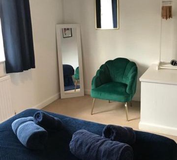 Horsham House | KB51 Charming 2 bed house in Horsham, pets very welcome and long stays with easy access to London, Brighton and Gatwick