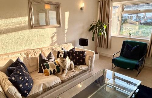 Horsham House | KB99 Comfy 2 Bedroom House in Horsham, pets very welcome with easy links to London and Gatwick