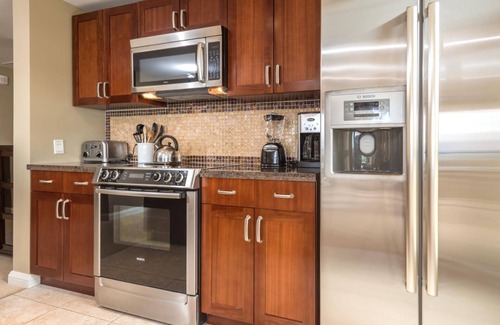 Honokowai Condo | KBM Resorts | Spacious 5-Bedroom Honua Kai Collection | Multi Unit Listing | Same Floor | Ocean Views + 2 Free Rental Cars! HKK-439/49