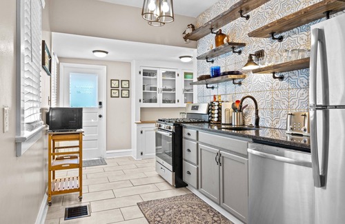 West Plaza House | KC Nest - Walkable location!