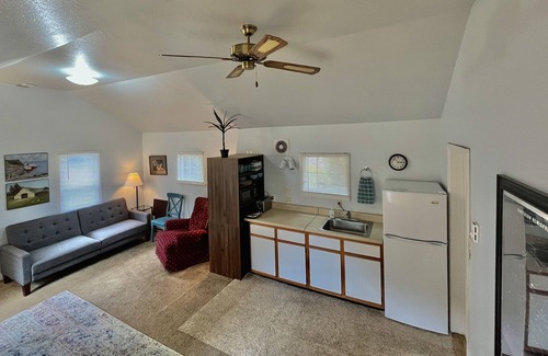Polson House | Keep it simple at this peaceful and centrally-located place.
