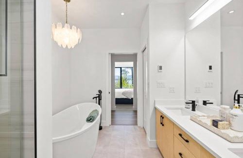 Shawnigan Lake House | Kelly's Sunset Lake Retreat