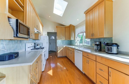 Clear Lake House | Kelseyville Home w/Deck & Clear Lake Views!