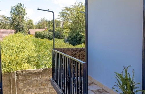 Nanyuki House | Kenai Stay- artsy 1 bedroom house with private parking