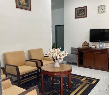 Ayer Molek House | Kencana L&K Homestay