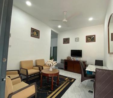 Ayer Molek House | Kencana L&K Homestay