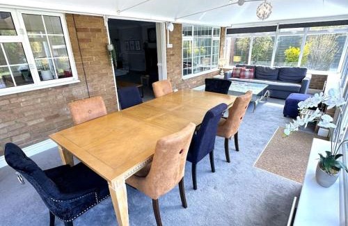 Bicester Villa | Kennedy Villa - 5 Bedroom House with Hot Tub, WiFi, Free parkings, Close to Bicester Village