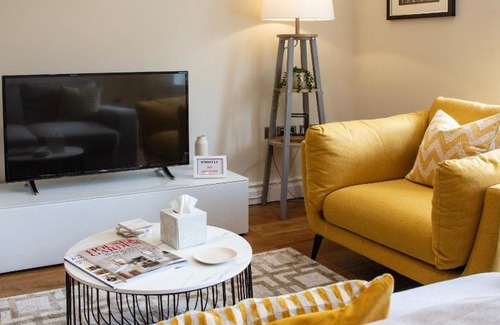 Royal Borough of Kensington and Chelsea Apartment | Kensington High Street One Bed with Air Con