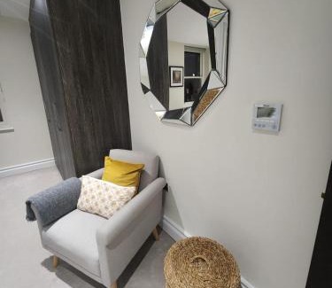 Royal Borough of Kensington and Chelsea Apartment | Kensington High Street One Bed with Air Con