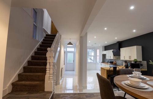 Newport House | Kensington Place - 4 Bedroom Home w Free Parking