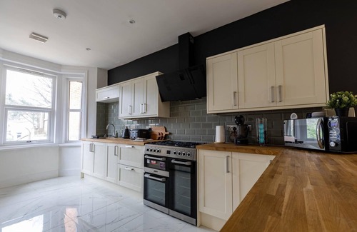 Newport House | Kensington Place - 4 Bedroom Home w Free Parking