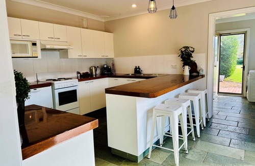 Central Mudgee Cottage | Kenso Cottage 28 –Small walk shops, cafes, Markets