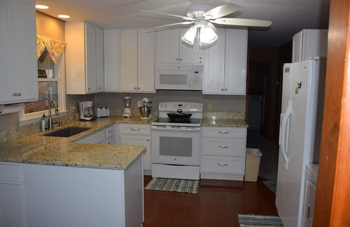 Hardin House | Kentucky Lake Waterfront Home, dock, 4 large BR, new kitchen in 2019