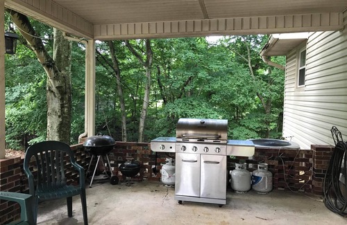 Hardin House | Kentucky Lake Waterfront Home, dock, 4 large BR, new kitchen in 2019