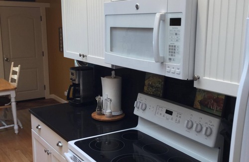 Kenwood House | Kenwood Cottage-Canyon & Creek Setting, No cleaning fee, Tesla Charger.