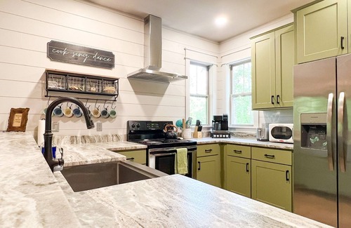 Seneca Cottage | Keowee Waterfront Lakeside Retreat -Keowee Cottage