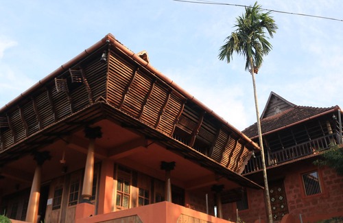 Sulthan Bathery House | Kerala Heritage Nalukettu (3 bedroom) wooden Villa