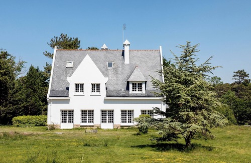 Keremma House | Keravel, family home with character and direct access to the sea