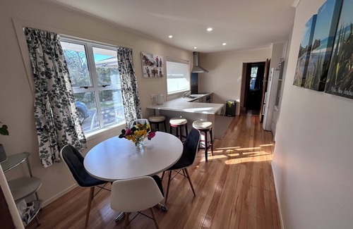 Waitahanui House | Kereru Cottage Taupo. Peaceful, family & dog friendly house close to Lakes edge