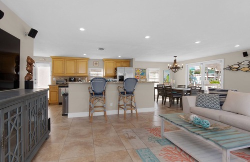 Cross Key Waterways House | Key Largo Waterfront home with 40’ dock and boat lift. Walk to Pennekamp