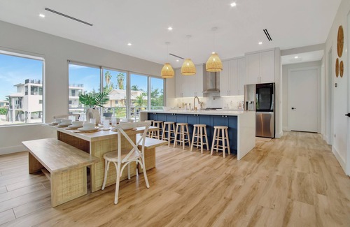 Key Largo House | Keys Casa: Elegant Waterfront Retreat, Sleeps 16, Elevator, Private Dock, Putt-Putt