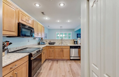 Keys Of Marsh Harbor House | Keys of Marsh Harbor townhouse w/community pool & tennis court, deck, grill