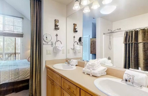 Lakeside Village Condo | Keystone CO | Seasons Townhomes #1840 | 3 Bedroom