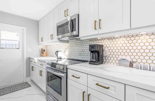 Davie House | Kick back and relax in this calm, stylish and luxurious 3 bedrooms heated pool home