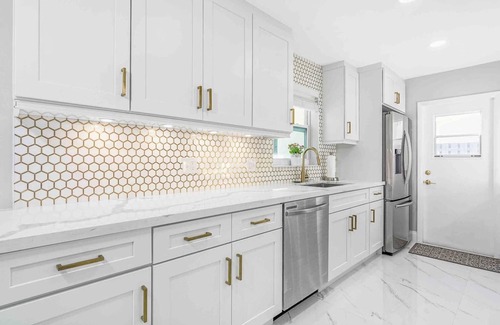 Davie House | Kick back and relax in this calm, stylish and luxurious 3 bedrooms heated pool home