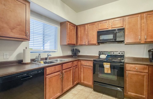 North Scottsdale Condo | Kick Back w/King Bed and Mountain & Pool Views