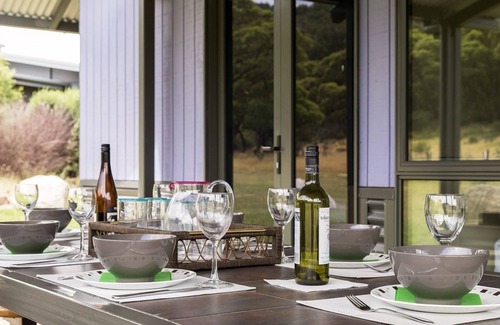Lake Crackenback Ski Chalet | Kickenback Chalet - 2BR Chalet l Gym l Indoor Pool l Tennis Court l WiFi l Air-Con