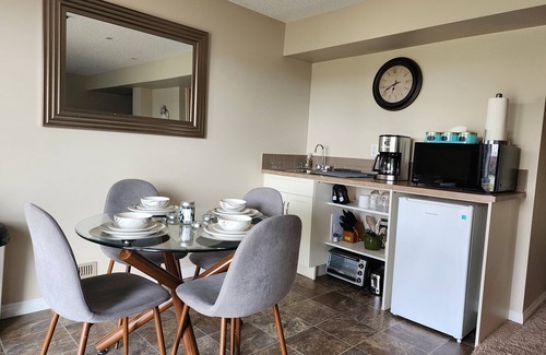 Airdrie Apartment | Kid friendly n22 min to YYC airportn13 min to Crossiron Mall, Park close by.